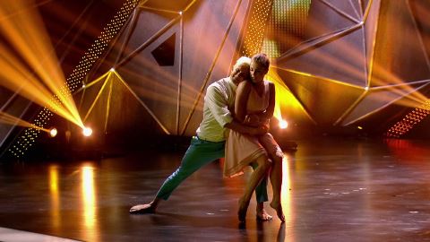Танцы: Юлиана Бухольц и Александр Волков (Different Worlds — Jes Hudak) (выпуск 16)